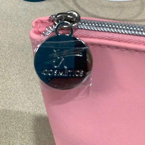 NWOT 💖  iT Cosmetics Large Pink Makeup Bag - Picture 2 of 7